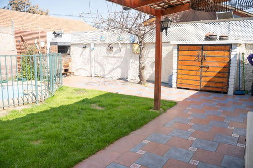 Se Vende Casa A Pasos De Vicuña Mackenna Con Santa...