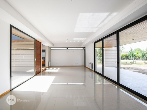 Casa 3 Dormitorios, Jardín, Piscina - Puerto Roldán Barrio Cerrado - Roldán | Venta