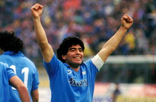 Homenaje al balón de fútbol híbrido Diego Armando N de Maradona