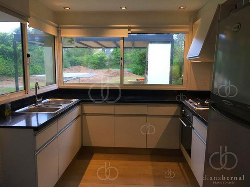 Imagen 8 de 16 de Casa De Dormitorios Y Piscina En Pinares, Punta Del Este- Ref: 54653