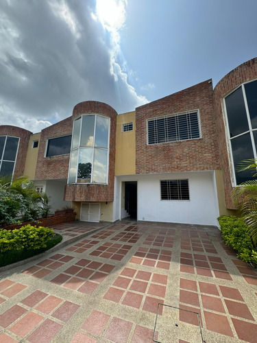 Jeannet Gonzalez Vende Town House En Conjunto Residencial Belmonti Villas