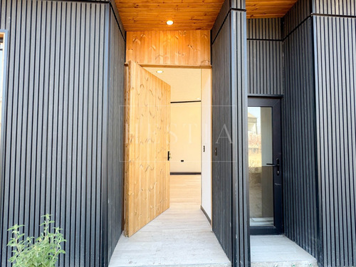Casa Nueva De Excelentes Terminaciones En Seguro Condominio