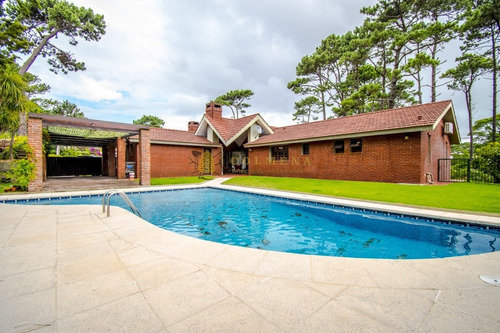 Casa En Barrio Córdoba Punta Del Este 4 Dormitorios, Pileta Y Parrillero Techado- Ref: 3550