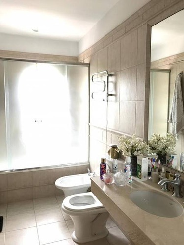 Casa En Venta Sobre La Laguna En El Barrio Santa Barbara