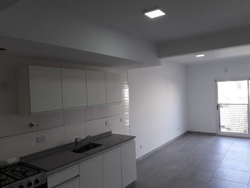 Imagen 8 de 15 de Departamento 2 Ambientes Y Medio Segundo Piso Con Balcon