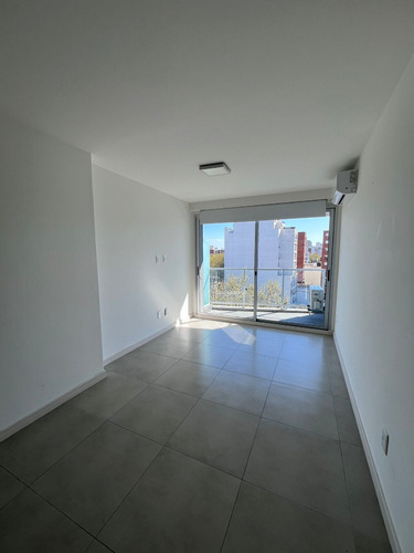 Venta Apartamento De 2 Dormitorios Con Garaje Y Balcón Piso 7 Libre Para Ocupar En Agosto