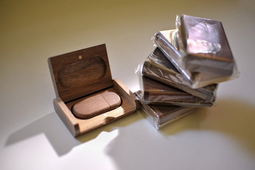 Pendrive De Madeira C/ Caixa De 16g (testados).