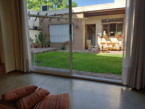 Casa 4 Ambientes, Con Jardín, Parrilla, Terraza Y Espacio De Usos Múltiples, En Villa Ballester.