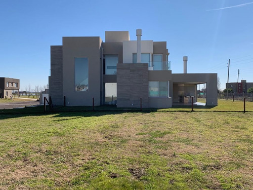 Imagen 4 de 27 de Moderna Casa En Venta En Barrio San Lucas-san Vicente