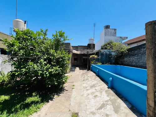 Casa De Cuatro Ambientes En Venta, En Béccar.