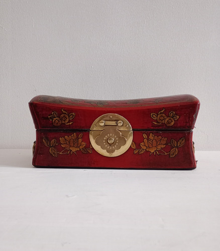 Caja Antigua Cuero Chino De Madera Rojo Y Pergaminos