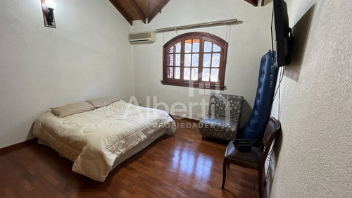 Chalet 6 Ambientes En Haedo Con Fondo Y Pileta.