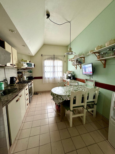 Duplex En Excelente Estado Sobre Calle Medina, Caseros Centro