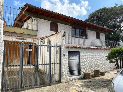 Casa De Multinivel 24-21408 Con Gran Potencial Para Remodelar En Vista Alegre