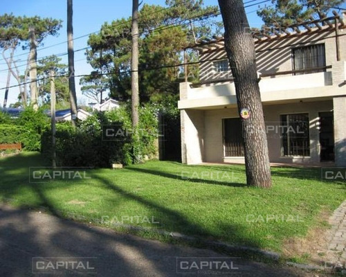 Muy Buena Propiedad En Parada 16 De Playa Mansa! - Ref: 24772