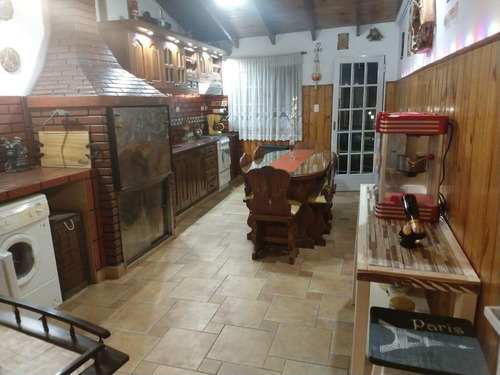 Dúplex En Caseros Con Lote De 45 Metros De Largo Cochera Quincho Pileta Y Parque