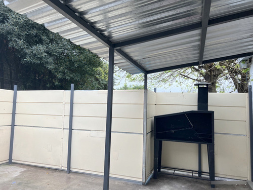 Alquiler De Hermoso Apartamento Punta De Rieles, Tipo Casita, Lugar Para 2 Autos, 1 Dormitorio, Patio, Sin Gastos Comunes, A Nuevo!! Muy Segura