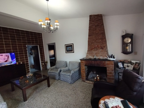 Se Vende Casa De 3 Dormitorios Con Gran Terreno Sobre Ruta 8 Próxima A Zona America