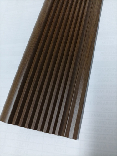 Imagen 3 de 4 de Nariz De Grada Aluminio Color Símil Madera 90 Cm
