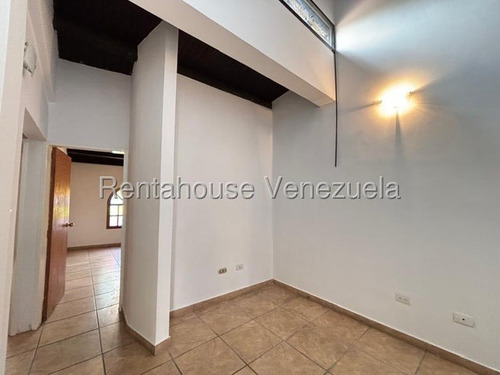 Casa En Venta En Los Cardones Este De Barquisimeto, Posee 3 Habitaciones, 2 Baños, Sala Cocina, Comedor Con Un Patio Amplio Para Rediseñar A Tu Gusto Contactame Soy Mehilyn Perez