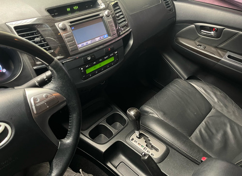 Toyota Hilux SW4 2.7 Srv Cuero Vvti 4x2 4at 7 Asientos