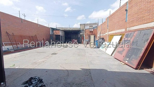 Excelente Galpon Para Tu Emprendimiento Donde Tiene 550mts2, Un Baño, Una Oficna, Un Local Con Santa Maria Al Frente, Agua Constante Luz Trifacica En Muy Buena Ubicacion. Conracta Tu Asesor De Confian
