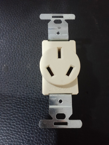Toma Corriente ( Pata De Gallina ) 20 A - 250 V