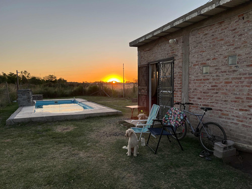 Se Vende Casita/quincho Con Pileta De 8x3,40 Con Los Muebles Incluidos. Lote 10x30.