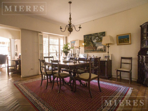 Casa De Sólida Construcción En Venta, En Victoria.