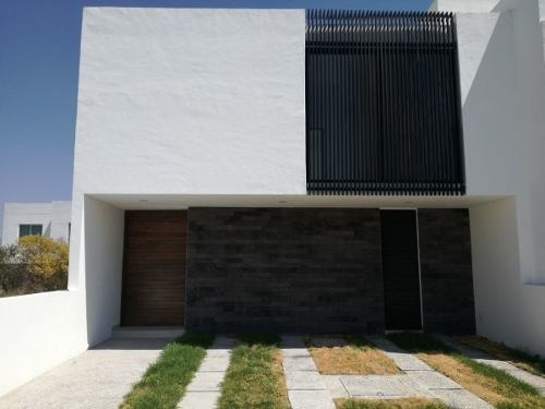 Preciosa Casa En Juriquilla San Isidro, 3 Recamaras, Family Room, Jardín, T.240m