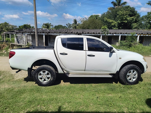 Mitsubishi L200 2.4 Cabina Doble 4x2 Mt