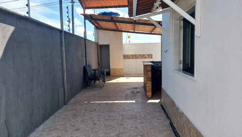 Casa De Esquina Com 3 Quartos (uma Suíte) E 2 Banheiros