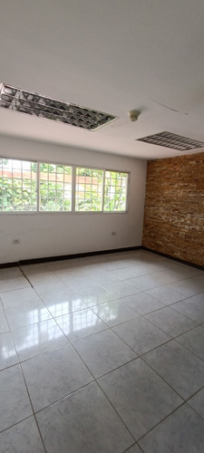Casa Comercial En Alquiler En Lechería. Negociable