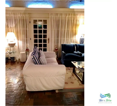 Casa En Venta. A Seis Cuadras Del Mar. Cuenta Con Tres Dormitorios.