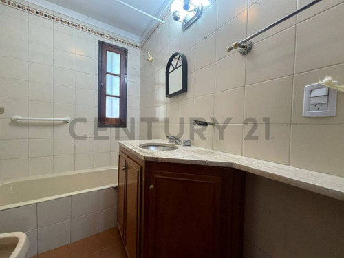 Venta Casa Cinco Ambientes, Garages, Parrilla, Jardín, Pileta, Altillo Y Dependencia. Villa Urquiza