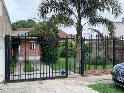 Casa Con Garage 2 Autos, Jardín Y Fondo Libre/ Venta Ó Permuta