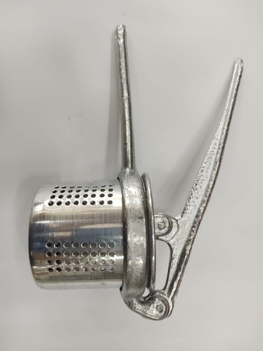 Imagem 2 de 3 de Espremedor De Batata Manual Em Metal Cozinha