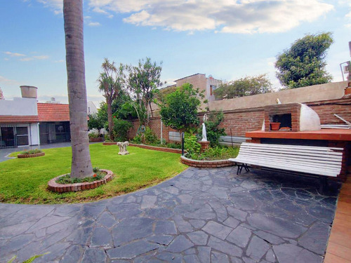 Espectacular Casa De 4 Ambientes Con Amplio Fondo Parque