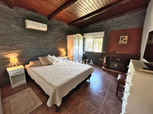 Casa En Venta Piriápolis, San Francisco. 3 Dormitorios, 2 Baños. A 150 Metros De La Playa.
