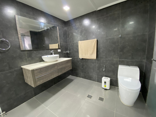 Yosmar Y Fernando Venden Apartamento En Res. Royal Palace, Urb. El Parral - Valencia