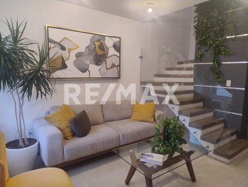 Casa En Venta En Condominio Con 3 Habitaciones Y Una En Pb, Tiene Jardín Y Amenidades En San Isidro Juriquilla