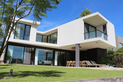 Casa En Venta - 3 Dormitorios 3 Baños - Cochera - 280mts2 - Escobar