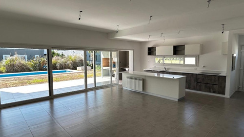 Casa En Venta - 4 Dormitorios 4 Baños - Cocheras - 215mts2 - Guernica