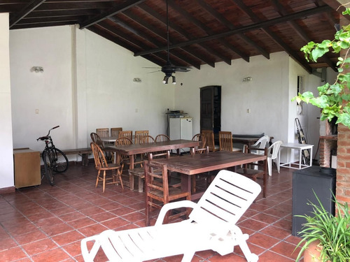 Imagen 20 de 30 de Venta, Casa Con Parque, Pileta, Quincho, P. Leloir Ituzaingo