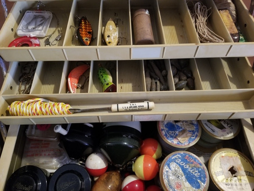 Caja De Pesca Antigua Plano Con Señuelos Y 2 Carretes Zebco (Usado)