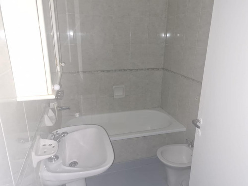Imagen 9 de 9 de Departamento 2 Amb. Al Frente - 2º Piso X Escalera - S.justo (ctro)