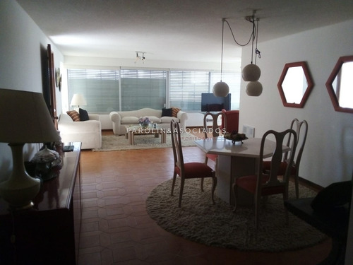 Departamento De 3 Dormitorios En Edificio Tiburón, Punta Del Este- Ref: 1951