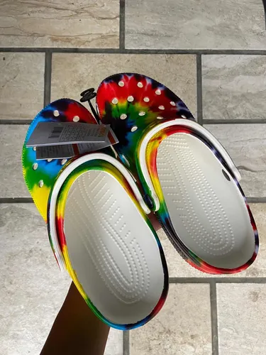 Graphic crocs online