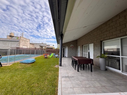Venta - Casa De Un Dormitorio Con Galería Y Pileta En Punta Chacra, Roldan