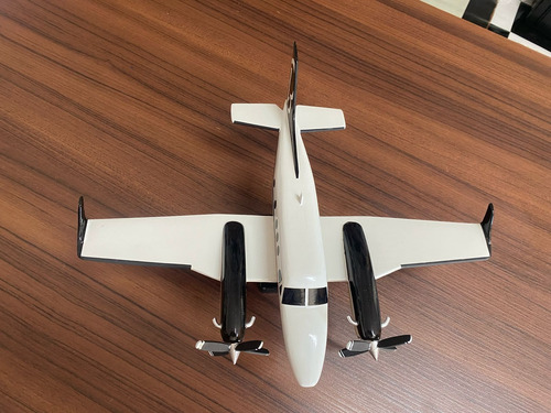 Avião Beechcraft King Air C90 Para Decoração Bege Com Preto